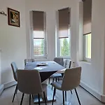 7 Apartmanhaz *