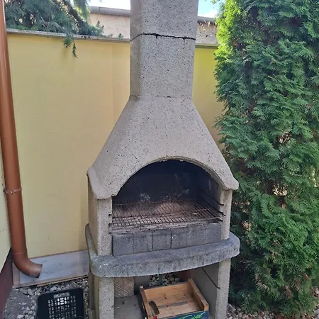 7 Apartmanhaz *